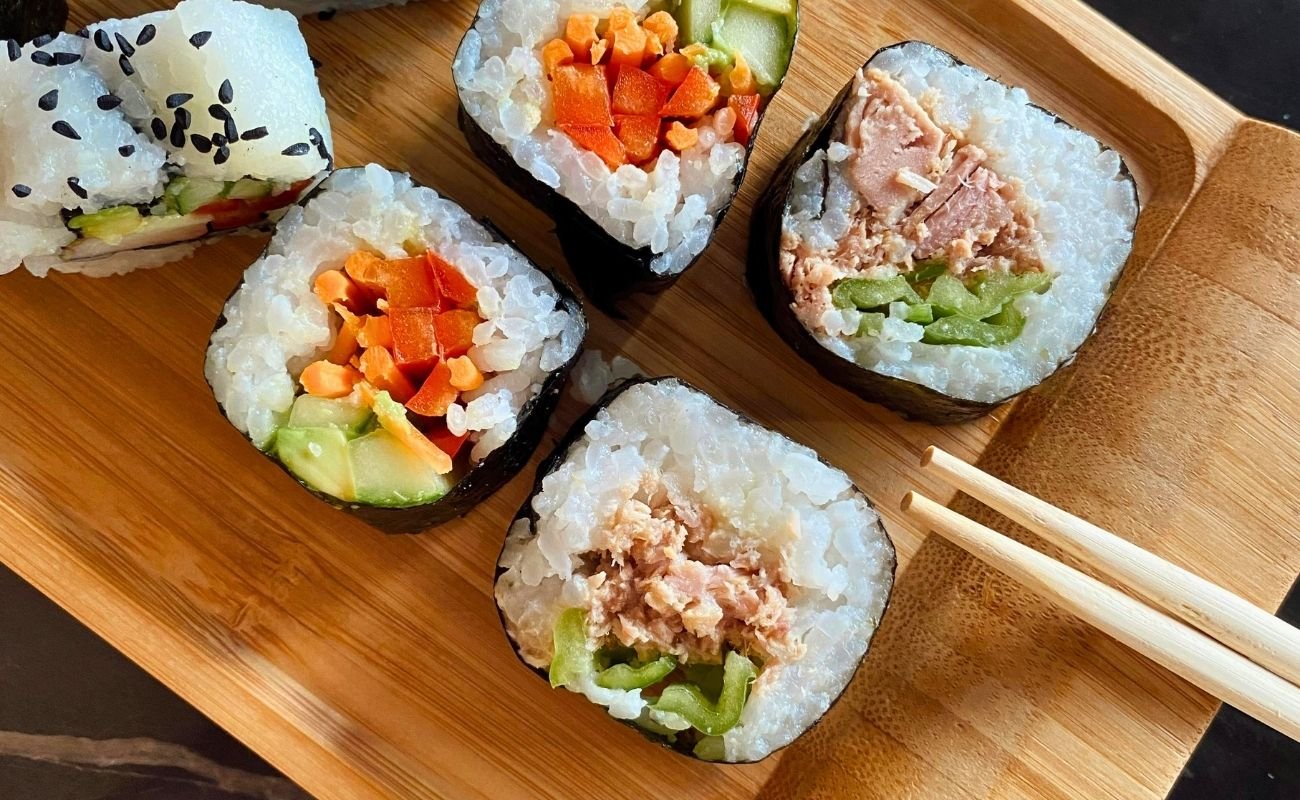 Visitantes desfrutando do Festival de Gastronomia do Japão em São Paulo, com barracas de comida e decoração japonesa
