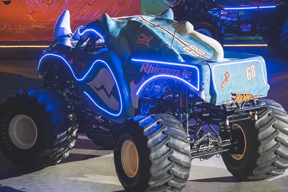 Caminhões monstros em ação durante o evento Hot Wheels Monster Trucks Live em São Paulo