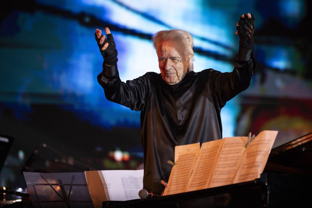 João Carlos Martins regendo a Orquestra Bachiana Filarmônica SESI-SP em um concerto gratuito no Pátio Higienópolis, São Paulo.