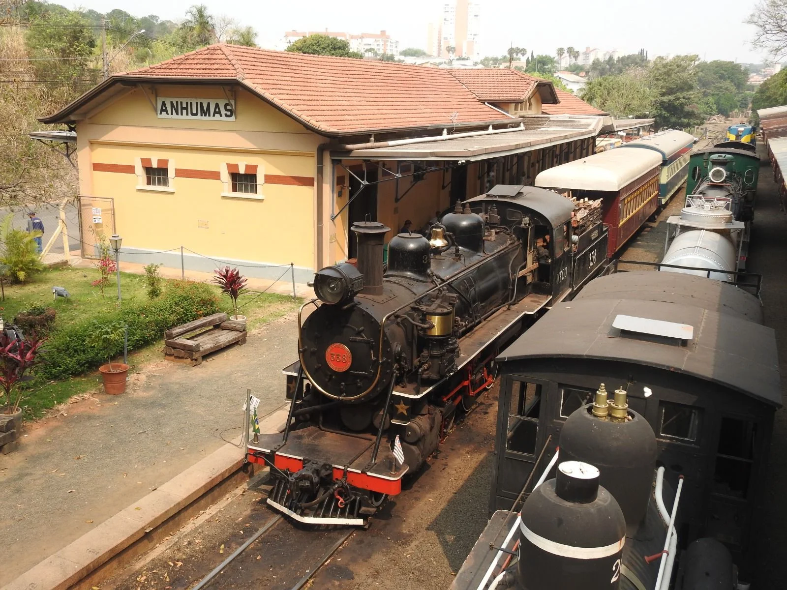 Visitantes explorando a memória ferroviária em evento da Jornada do Patrimônio em São Paulo