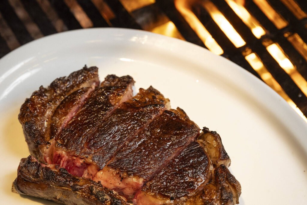 Cortes de carne grelhados em uma parrilla em São Paulo