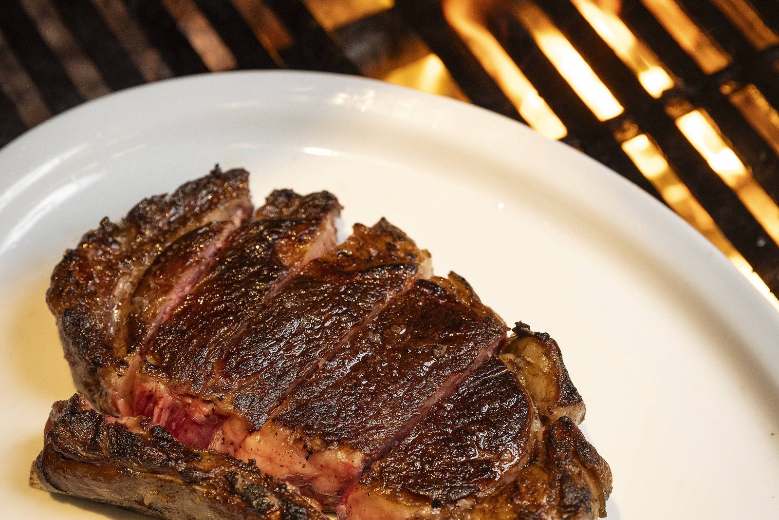 Cortes de carne grelhados em uma parrilla em São Paulo