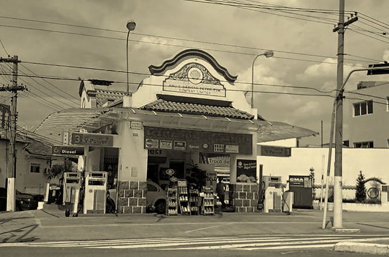 Fachada do Posto Dansa, um posto de combustível histórico e tombado em São Paulo, com elementos arquitetônicos neocoloniais.