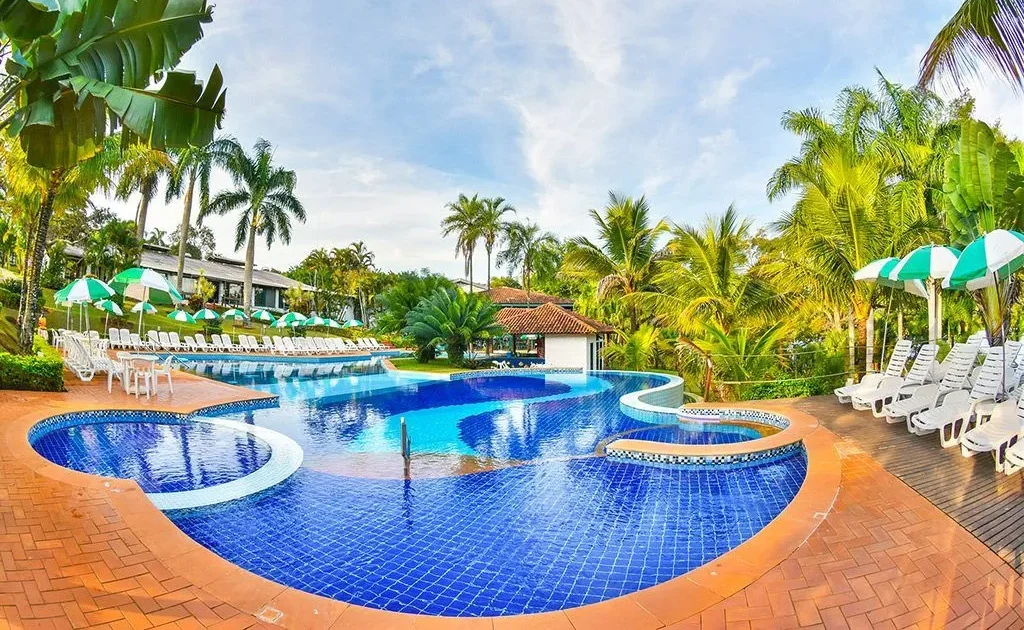 Vista panorâmica do Hotel Berro D'Água Eco Resort, com piscinas e natureza ao redor