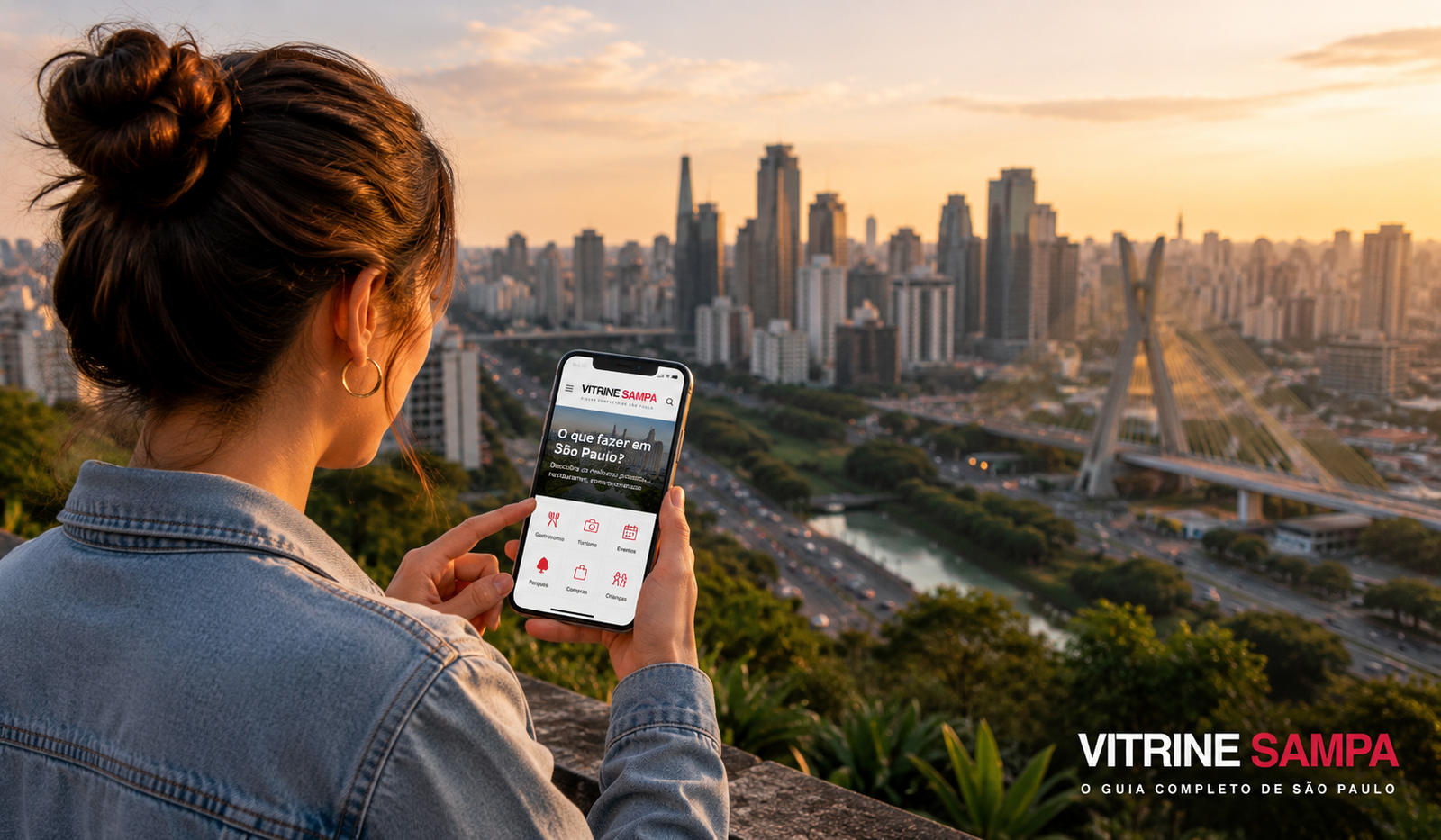 Mulher olhando o celular com o Vitrine Sampa e São Paulo ao fundo