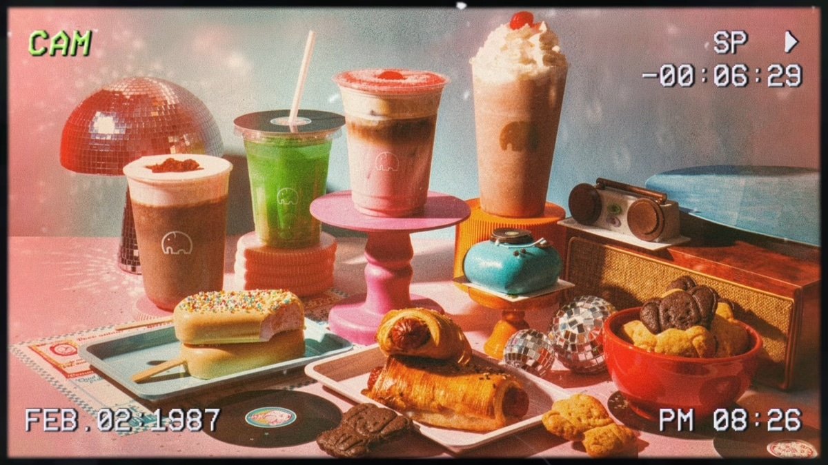 Café e sobremesas inspirados nos anos 90 e 2000 da We Coffee