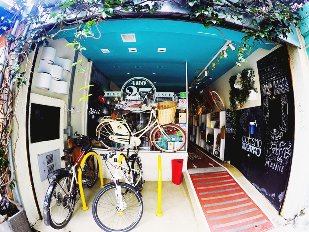 Ciclistas desfrutando de café no Aro 27 em Pinheiros, São Paulo