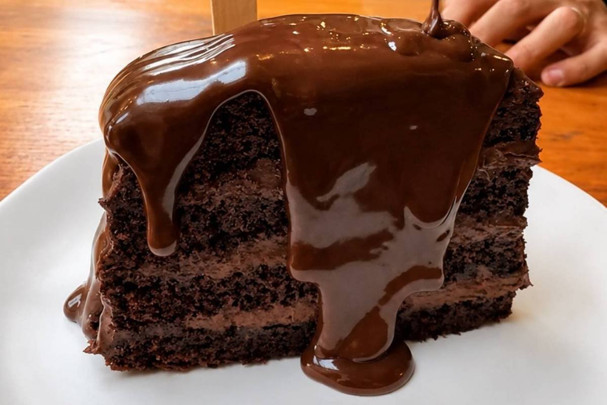 Fatia do bolo Matilda, um bolo de chocolate com camadas e cobertura, servido em uma sobremesa elegante.