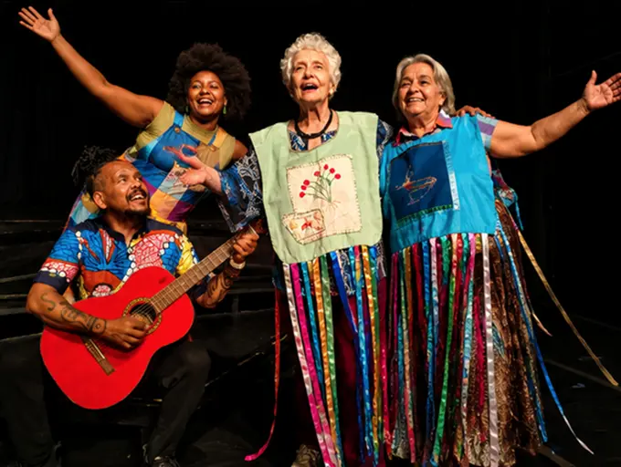 Crianças interagindo com a poesia em um espetáculo teatral