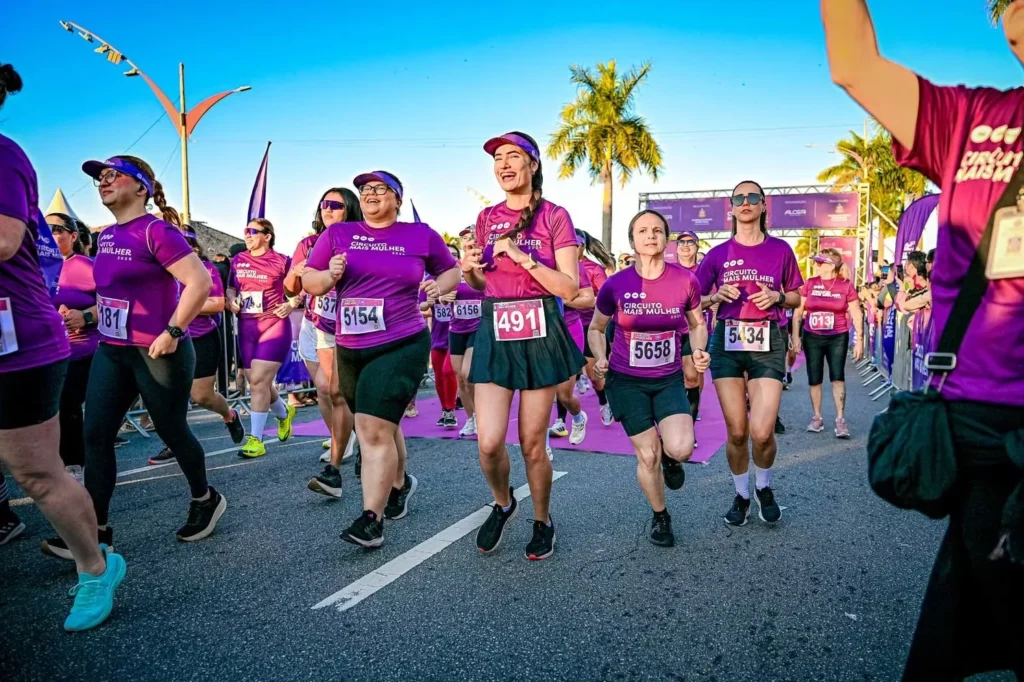 Mulheres correndo em uma prova noturna iluminada, representando o Circuito Mais Mulher