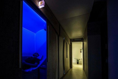Espaço aconchegante para cochilos no centro de São Paulo, com cabines individuais confortáveis.