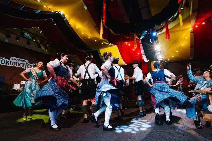 Público se divertindo na Oktoberfest 2026 no Parque Ibirapuera com comidas e músicas típicas alemãs.
