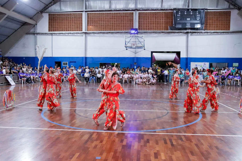 Idosos participando dos Jogos da Melhor Idade em Sorocaba, competindo em diversas modalidades esportivas