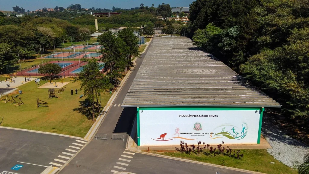 Participantes da Virada Esportiva 2026 em São Paulo praticando diversas atividades físicas.