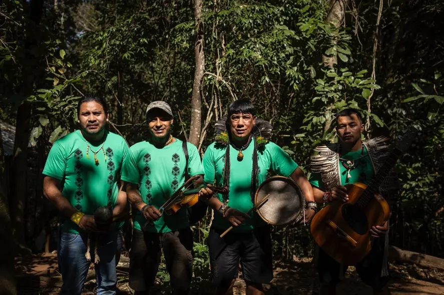 Artistas indígenas se apresentando durante o evento Vozes Ancestrais na Barra Funda, São Paulo