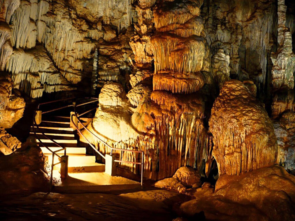 Cavernas e vegetação exuberante do Parque Estadual Turístico Alto do Ribeira em Iporanga, Brasil