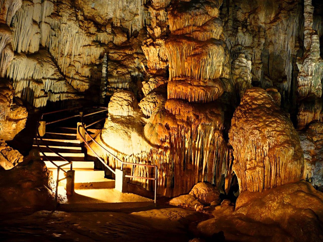 Cavernas e vegetação exuberante do Parque Estadual Turístico Alto do Ribeira em Iporanga, Brasil