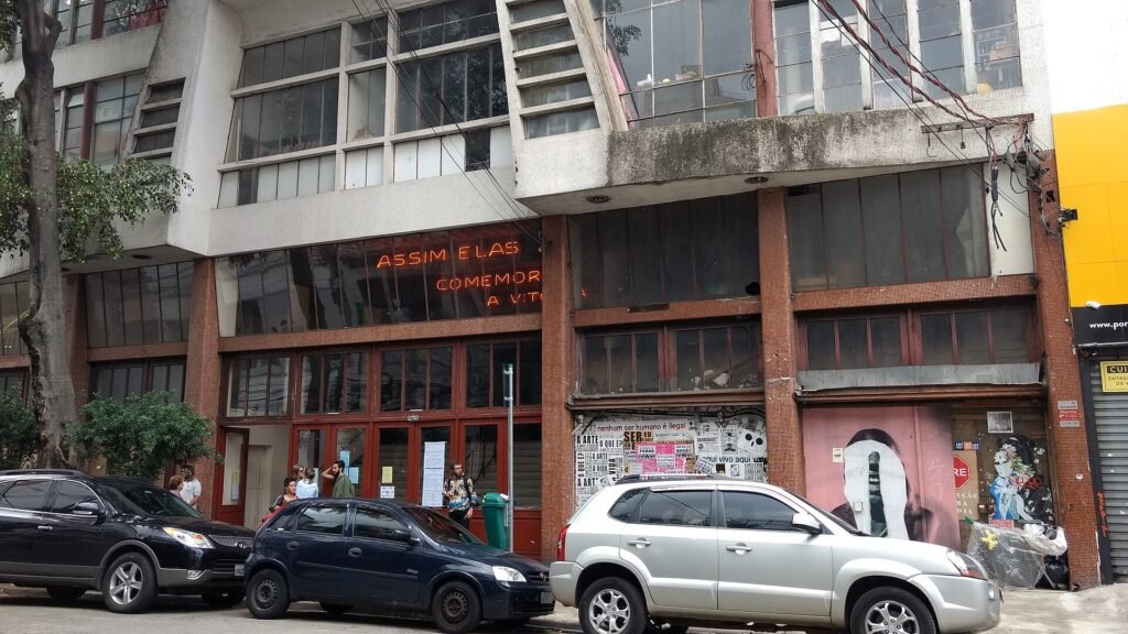 Evento cultural na Casa do Povo, Bom Retiro, envolvendo a comunidade em atividades interativas