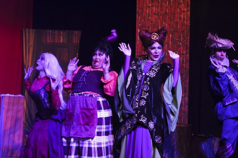 Cena do espetáculo Abracadabra com as irmãs Sanderson encantando o público no Teatro West Plaza