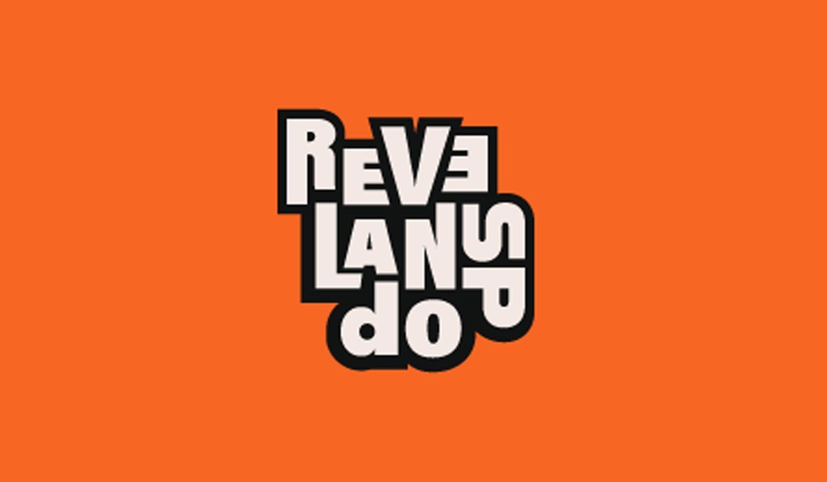 Pessoas desfrutando do festival Revelando SP, com apresentações culturais e gastronômicas em um ambiente vibrante
