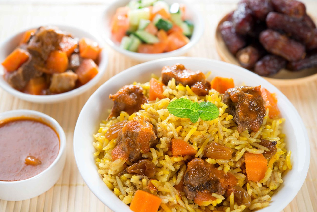Prato típico da culinária Halal em São Paulo, incluindo esfihas, kibe cru e kaftas