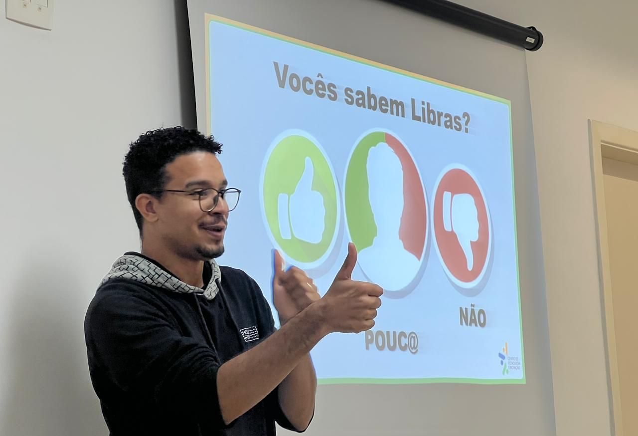 Pessoas aprendendo Libras em aula online com professores surdos