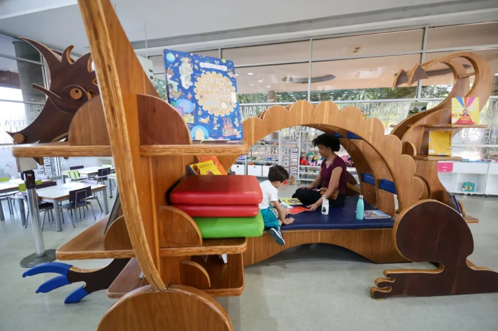 Crianças lendo livros em um ambiente alegre e colorido