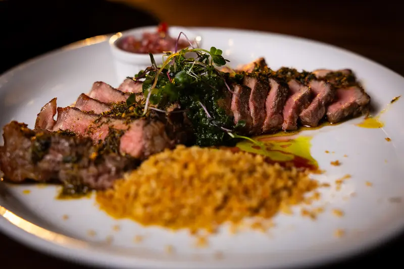 Prato de carne da parrilla uruguaia do restaurante La Rinconada, com cortes nobres e acompanhamentos.