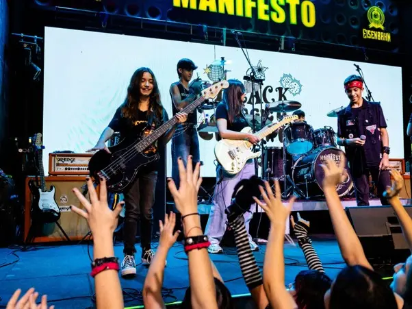 Pessoas se divertindo no evento Rock na Praça, com música ao vivo e atividades ao ar livre na Praça Antônio Nunes de Siqueira, Brooklin, São Paulo.